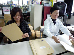 会報誌の封入作業