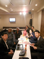 来日した南アフリカからのゲストと一緒にカラオケ！