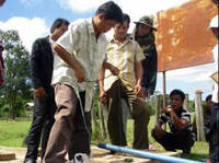 井戸の修理を行なうヌアンさん（中央）