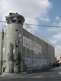 パレスチナ側に大きく食い込むように建設された「壁」と監視塔