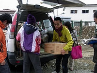 東日本大震災：支援物資を届ける（下田）