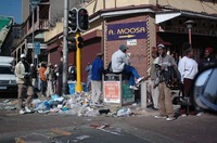 生活状況が改善されず人びとの不安は高まる