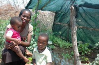 「家庭菜園でつくった野菜を食べて私も子どもも元気です」とHIV陽性者のセリーナさん。