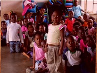 女性や子どもなど社会的弱者が影響を受けやすい