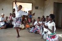 ケアの必要な子どもの給食センターは伝統的な文化を学ぶ場にもなっている。