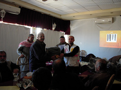 救急バックを手にするガザ市の漁師さん