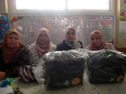 救急バックを手にするハンユニスの先生たち