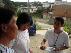 自宅生活者を訪問するJVC岩田(写真右)