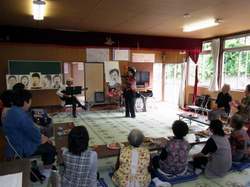 大道芸人によるショーを楽しむ住民の皆さん