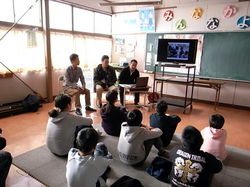 浦島小学校で「ボランティア」をテーマとした特別授業を行うJVCスタッフたち