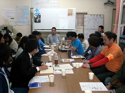 週1回、市内で活動する支援団体が集まり「NPO・NGO連絡会」が開催される