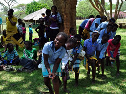 伝統ダンスを披露する子どもたち。