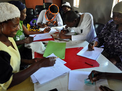 熱心に研修を受ける、子どもケアボランティア。全17名のボランティアが参加しました。