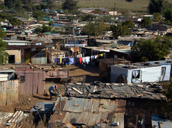 世界一の格差社会とも言われる南アフリカ。発達した都市(写真上)のすぐそばにスラム街が広がります(写真下)。