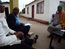 違う村で活動する訪問介護ボランティアがお互いの村を訪問。それぞれの活動の様子について観察し、現時点の課題などを洗い出しました。