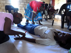 女性の身体の仕組みと機能を等身大のポスター絵に描いて、感染の仕組みなどについて学びました。