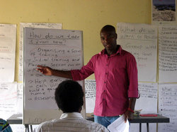 トレーナーにはJVCの過去の活動地における家庭菜園研修参加者で、すでにトレーナーとしての活動実績もあるアベル・コマネさんを迎えました。