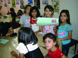 様々な民族の子どもたちがワークショップに参加