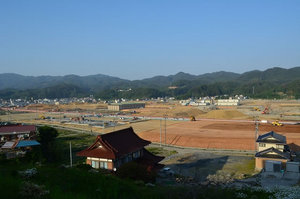 土地のかさ上げ工事が進む気仙沼市鹿折地区市街地