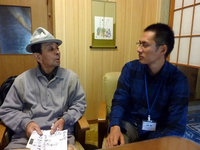 住民の話に耳を傾ける<br/>JVC伊藤(写真右)