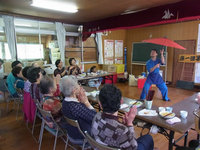 大道芸人による演芸ショーを<br/>楽しむ参加者たち