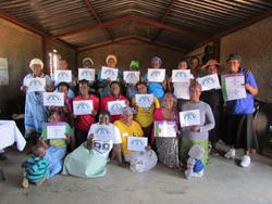 村内の保護者たちが、自分の子ども時代を振り返りながら、子どものケアにとって大切なことなどを学ぶ研修を実施。