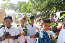 植えるのを楽しみにしていた、と真っ先に苗木をとりに着た生徒たち