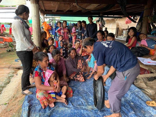 古タイヤやセメント袋を使ったプランターづくり研修（雨季の冠水／乾期の乾燥対策）