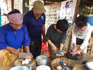 村の方に教わりながら、カンボジア伝統料理をつくる