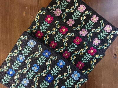 生地もしっかりしています。片面が刺繍、もう片面が黒い生地となっています。