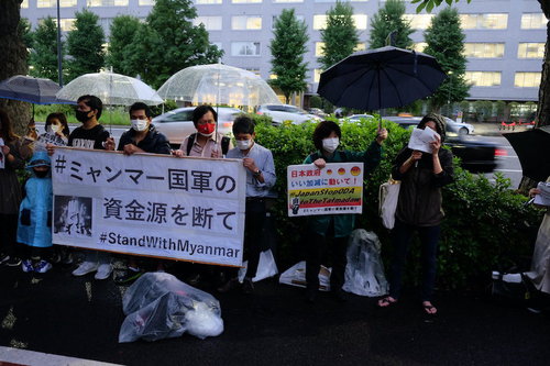 雨の中約80名が参加、日本政府に国軍とのつながりを断つよう訴えました。