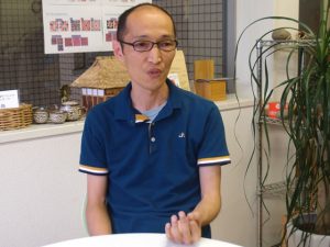 Mr. Hosono is completely fit to the expression of “calmness and coolness”. However, he enthusiastically talks about his love of soccer.