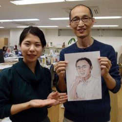 Mr. Hosono drew a portrait of the next interviewee. He was extremely skillful! He drew it by tracing a photo with iPad. This work of art was accomplished by his engineering skills. It was interesting that the work of portrait reflected the staff member’s character.
