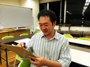 Mr. Hasebe was drawing the portrait, a bit annoyed and said, “I am very poor at drawing…”