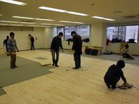 ヒノキの床材を敷き詰めました