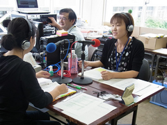 南相馬災害ＦＭスタジオの様子。奥で機材を操作する今野由喜氏