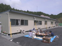 お花見をしている浦島小学校、仮設住宅の住民