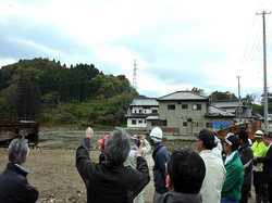 移転先の高台を視察する住民