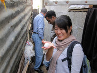 養鶏事業でのひとコマ（手前が福田）