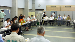 枝野官房長官（当時）らを迎えての気仙沼NPONGO連絡会との意見交換会の様子（平成23年8月7日）一番左がJVC山崎