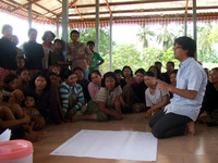 農民と対話する坂本