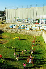 ベツレヘム検問所付近の分離壁と子どもたち