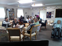 仮設住宅の人々が集うサロン