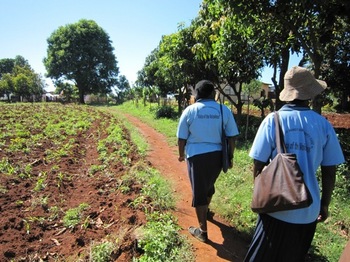 現地NGOスタッフと村を歩く