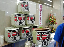 お客さんに日本酒がふるまわれる「ほろ酔いコンサート」