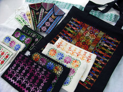 販売予定のパレスチナの刺繍製品  