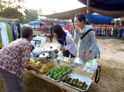 村の市場で惣菜などの販売を体験するインターン