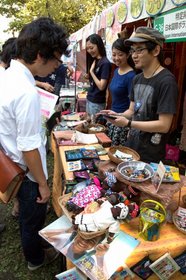 各国の色とりどりの雑貨が沢山。世界中の文化に触れる事ができるイベントです。