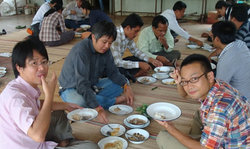 カンボジアのご飯はおいしい！（写真左：坂本）
