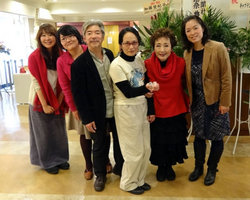 コンサートを終え加藤登紀子さんと記念撮影するJVCスタッフ